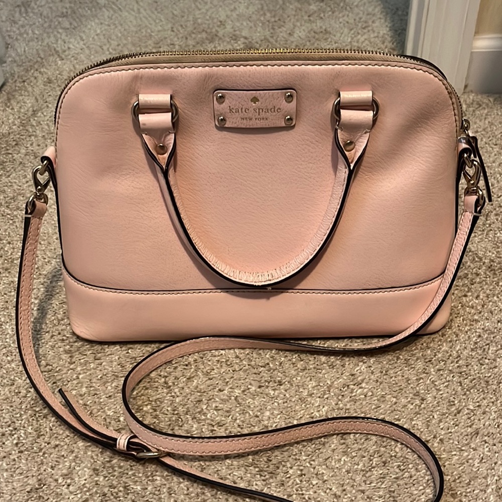 Kate spade bag used handles have wear seen in pictures.